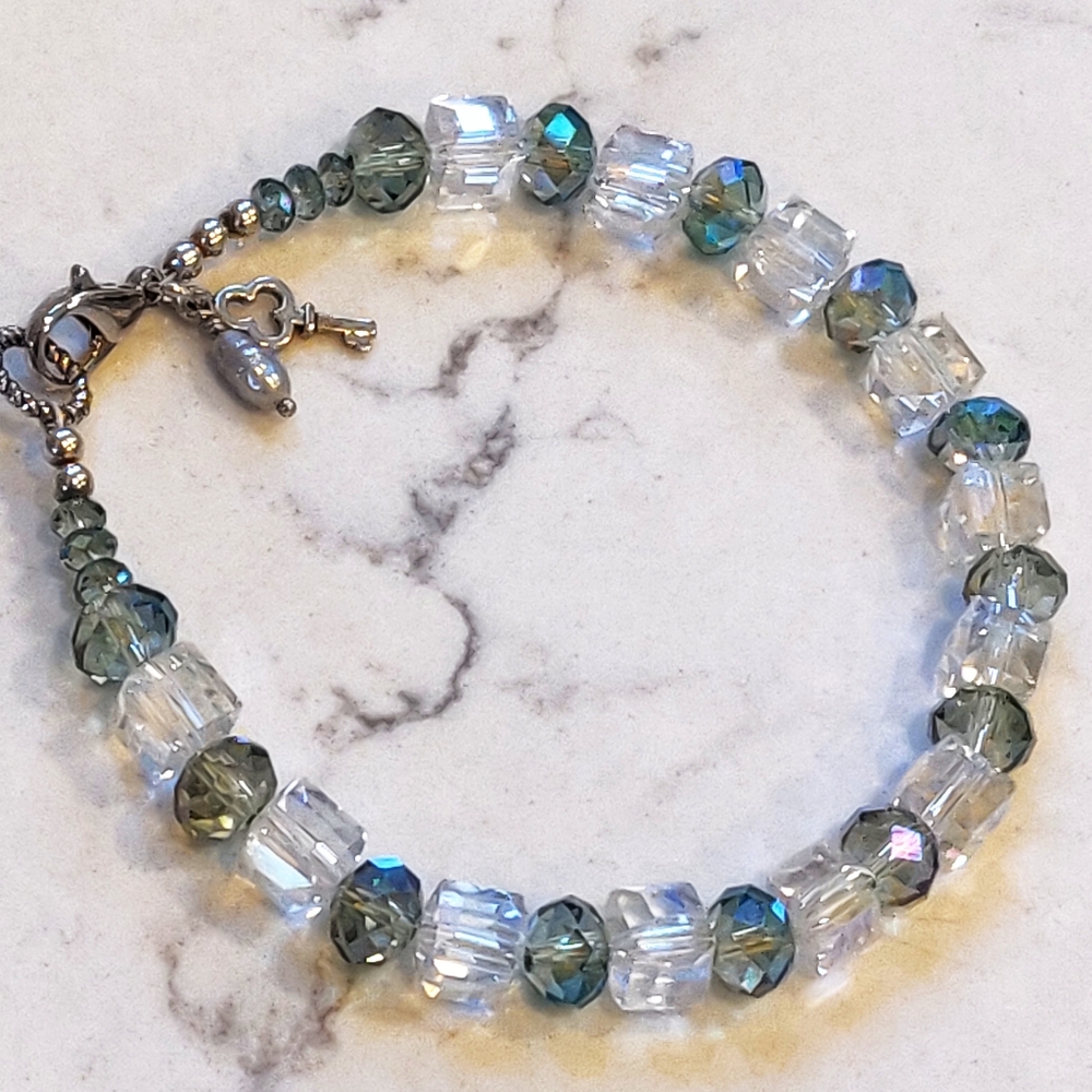 New 8 1/2 Inch Crystal Bracelet. - Picture 8 of 8